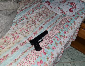 Casado, homem de 49 anos usava arma falsa para abusar da prima de 11 anos, diz polícia