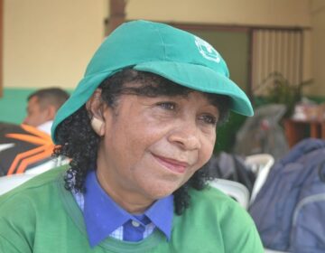 “Dói o preconceito”, diz mulher que criou filhos e netos com trabalho de gari