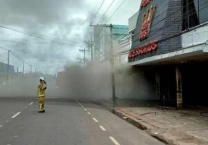 Bombeiros tentam controlar incêndio há horas em loja de acessórios automotivos