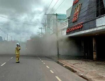 Bombeiros tentam controlar incêndio há horas em loja de acessórios automotivos