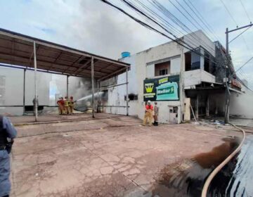 Após 13h de combate a incêndio, bombeiros evacuam prédio residencial atrás de loja