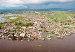 Rio inunda Laranjal do Jari e dificulta socorro a atingidos