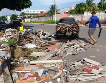 Praça em frente à escola vira depósito de lixo