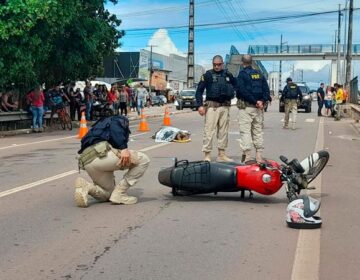 Doméstica morre atropelada e motociclista é espancado por testemunhas
