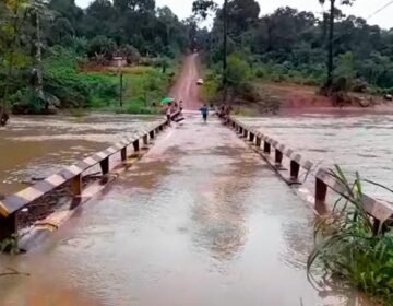 Ponte fica submersa pelo Rio Cajari