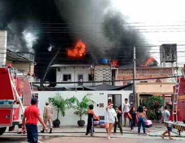 Incêndio em loja atinge residência, tem explosões e desabamento