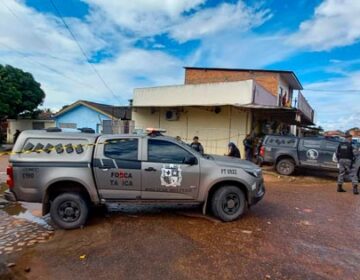 URGENTE: criminoso armado mantém mulher refém