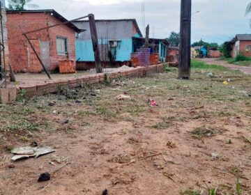 Na zona norte, moradores fazem barreiras nas casas para evitar alagamentos