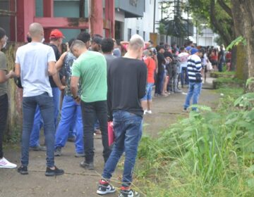 Alegando ‘problemas na internet’, jovens lotam cartório eleitoral de Macapá