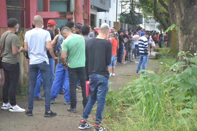 Alegando ‘problemas na internet’, jovens lotam cartório eleitoral de Macapá