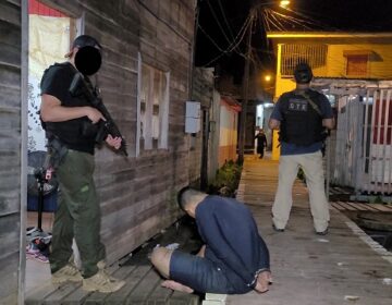 Um traficante é baleado e outro é preso em boca de fumo que era guardada por pitbulls