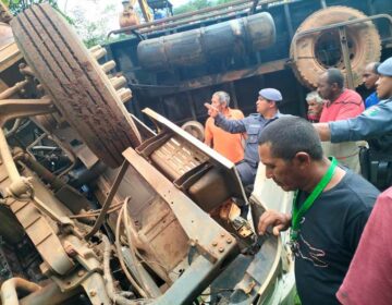 Carreta despenca em ribanceira e motorista fica preso nas ferragens