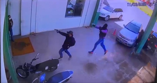 Assaltantes armados e encapuzados roubam loja e clientes em Macapá
