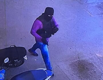 Polícia tenta identificar grupo armado que invadiu loja para assaltar