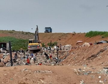 Lixo a céu aberto no aterro sanitário deixa aviação em alerta