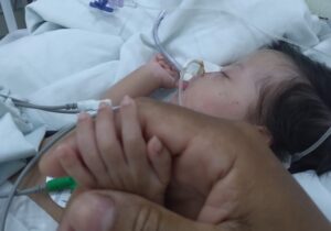 Com cardiopatia, bebê de 1 mês luta para sobreviver