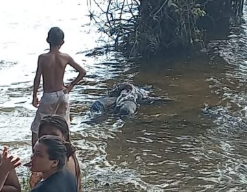 Corpo amarrado com cordas é achado em rio