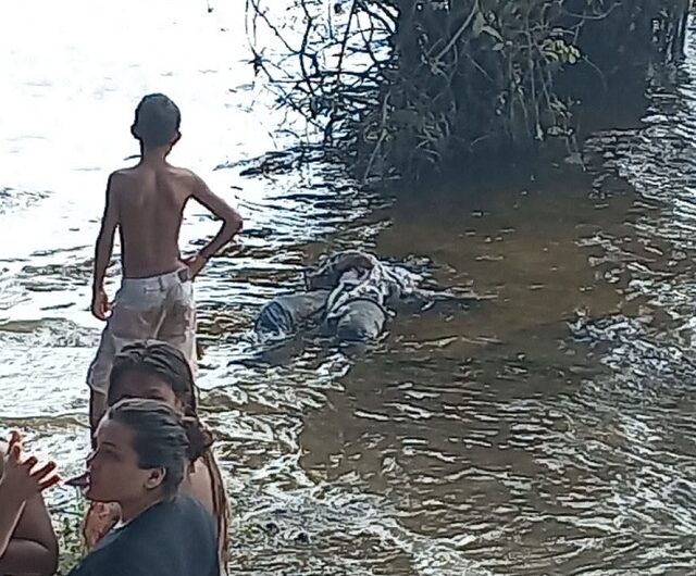 Corpo amarrado com cordas é achado em rio