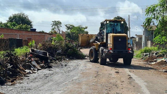 Três meses após denúncia, 100 toneladas de lixo são tiradas atrás de UPA