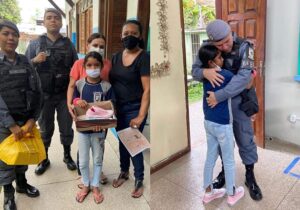 Policiais dão calçados de presente para incentivar menina a continuar estudando