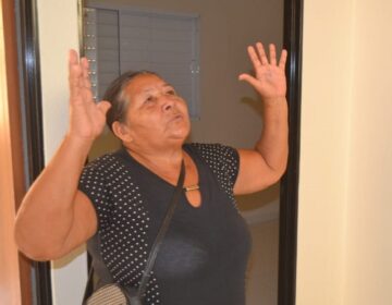 Mãe de 12 filhos se emociona ao conhecer nova moradia em habitacional