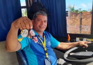 Motorista de ônibus de Macapá viraliza com gentileza e venda de trufas