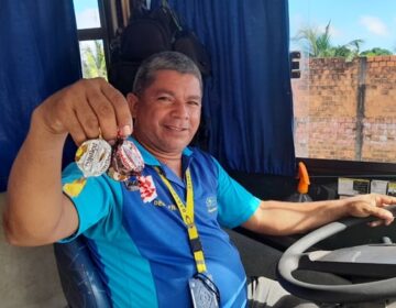 Motorista de ônibus de Macapá viraliza com gentileza e venda de trufas