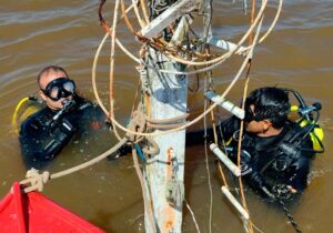 Mergulhadores checam se há vítimas dentro de barco naufragado