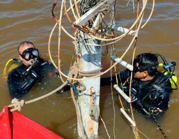Mergulhadores checam se há vítimas dentro de barco naufragado