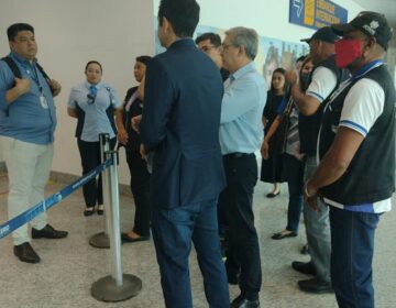 Após Azul deixar passageiros na mão mais uma vez, Procon notifica companhia