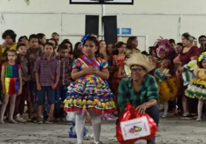 Pai dança com filha autista e emociona público em festa junina