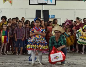Pai dança com filha autista e emociona público em festa junina
