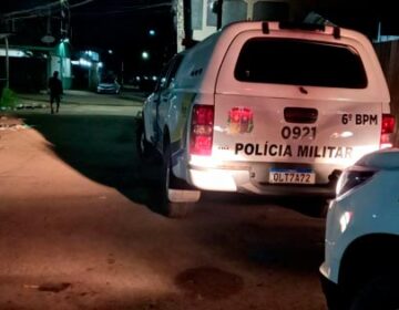 Policial baleado na frente da família está em coma