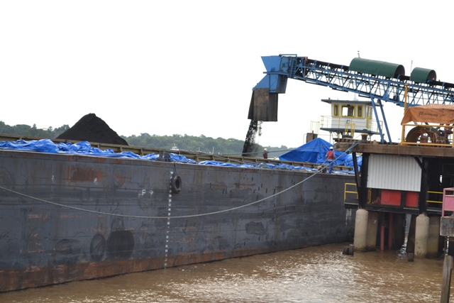 Empresas são impedidas de embarcar todo o manganês de Serra do Navio