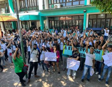 Alunos e professores paralisam aula por volta de diretor exonerado
