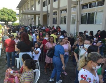Servidores da educação protestam por melhorias salariais em Macapá