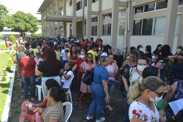 Servidores da educação protestam por melhorias salariais em Macapá