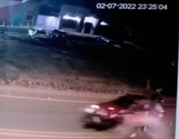 Motocicleta ‘desintegra’ durante colisão; condutor sobrevive