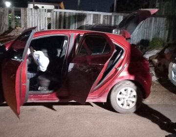 Após roubar residência, assaltantes batem carro da família