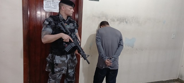 Bope flagra detento em regime domiciliar com armas e drogas