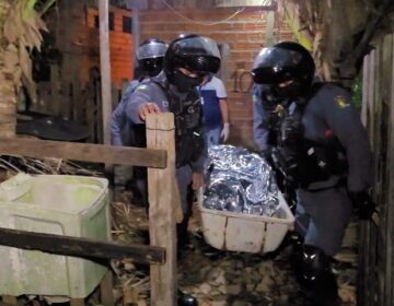 Suspeito tenta conter PM com tiros para comparsas fugirem, mas acaba morto