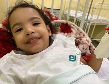 Com pais desempregados, menina de 3 anos com leucemia precisa de ajuda