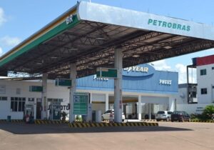 Gasolina R$ 5,06: super demanda e atraso de balsa provocam desabastecimento em postos