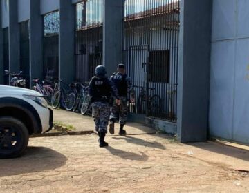 Foragido é flagrado ao passar cocaína para detento do semiaberto