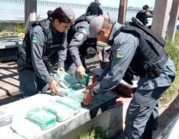 Policiais chegam primeiro que traficante e encontram 25 kg de cocaína