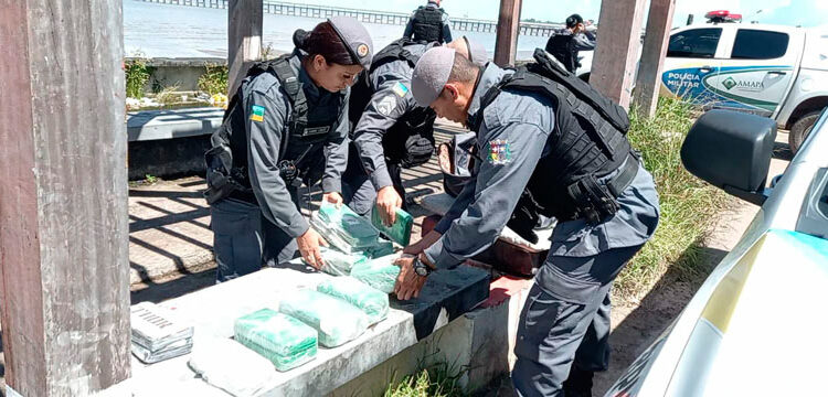 Policiais chegam primeiro que traficante e encontram 25 kg de cocaína
