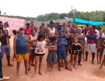 Há 35 dias sem energia elétrica, moradores de comunidade no interior interditam rodovia