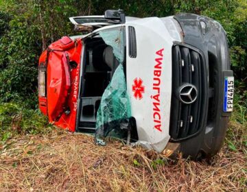 Ambulância capota com 3 pessoas