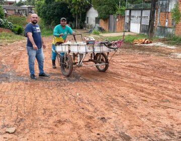 Moradores de quadra ‘excluída’ reclamam por asfalto