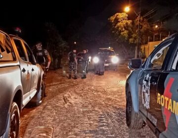 Trio invade reunião política e assalta participantes